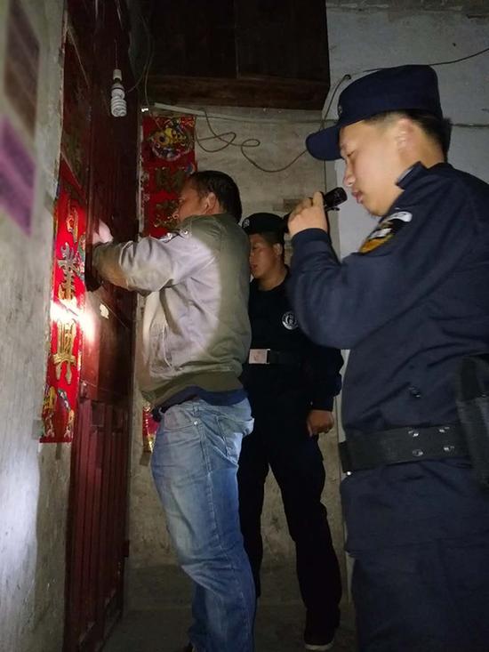 关岭粗心妈妈误将幼女锁家中 