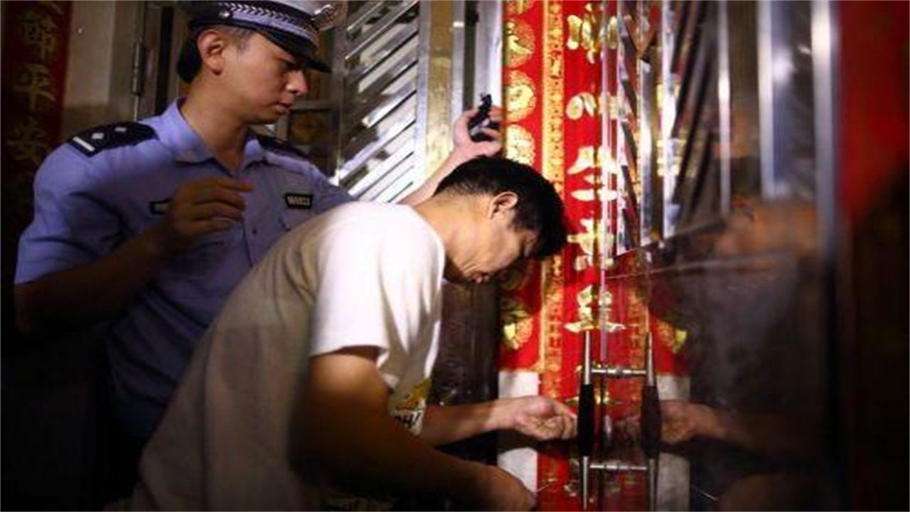 关岭请开锁师傅开了锁后，师傅